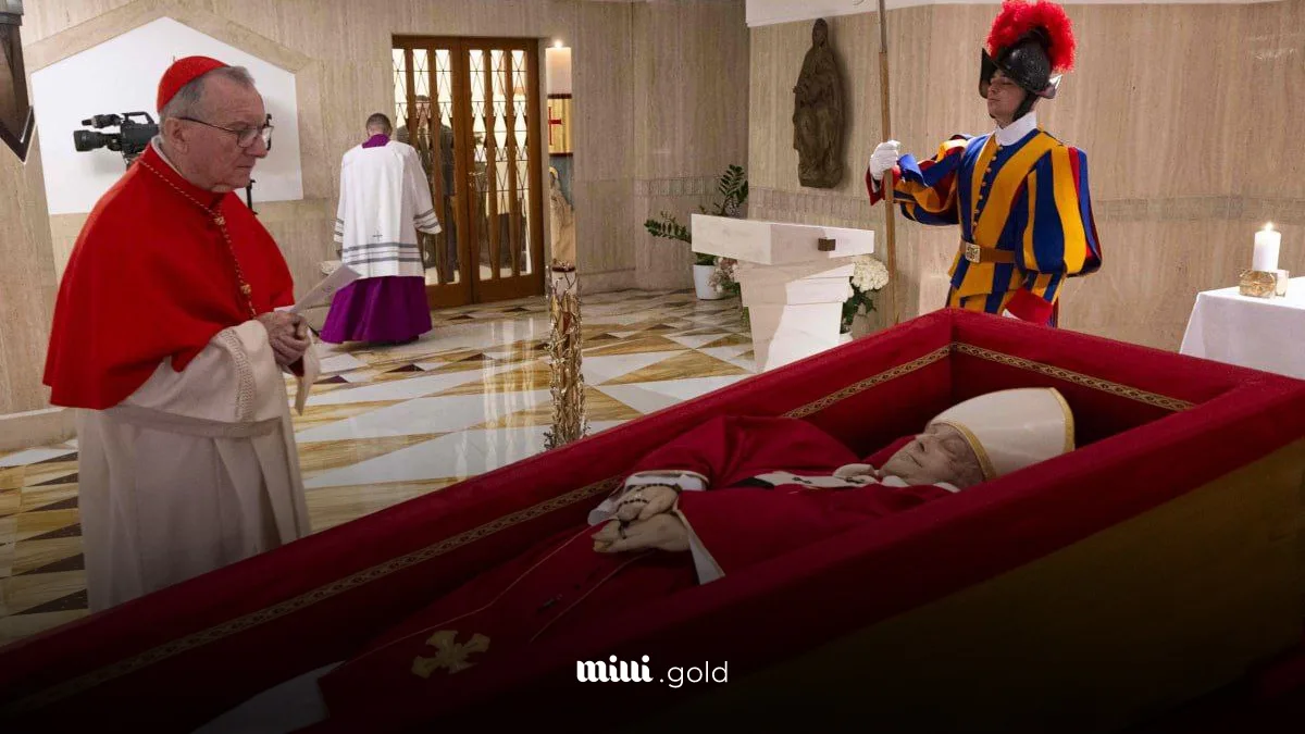 پاپ فرانسیس به کلیسای بزرگ سنتپیتر منتقل شد ؛ نمایش عمومی پیکر پاپ + تصاویر 1 d9bed8a7d9be d981d8b1d8a7d986d8b3db8cd8b3 d8a8d987 daa9d984db8cd8b3d8a7db8c d8a8d8b2d8b1daaf d8b3d986d8aad9bedb8cd8aad8b1 d985 6808c152b6fbf
